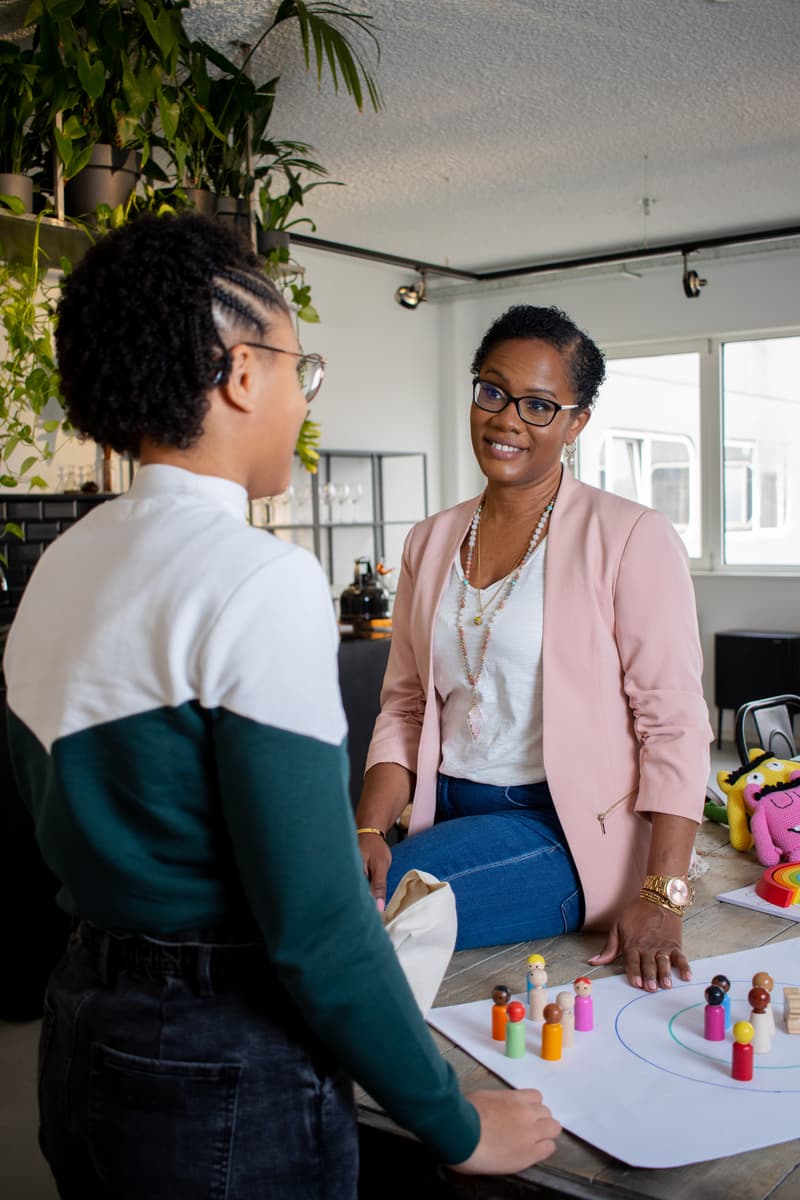 Serena in een interactief gesprek met een zelfbewuste tiener.